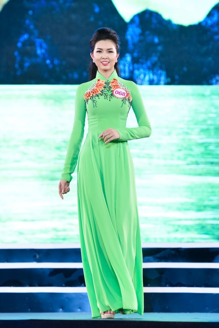 Me man ngam thi sinh Hoa hau Viet Nam dien ao dai-Hinh-11